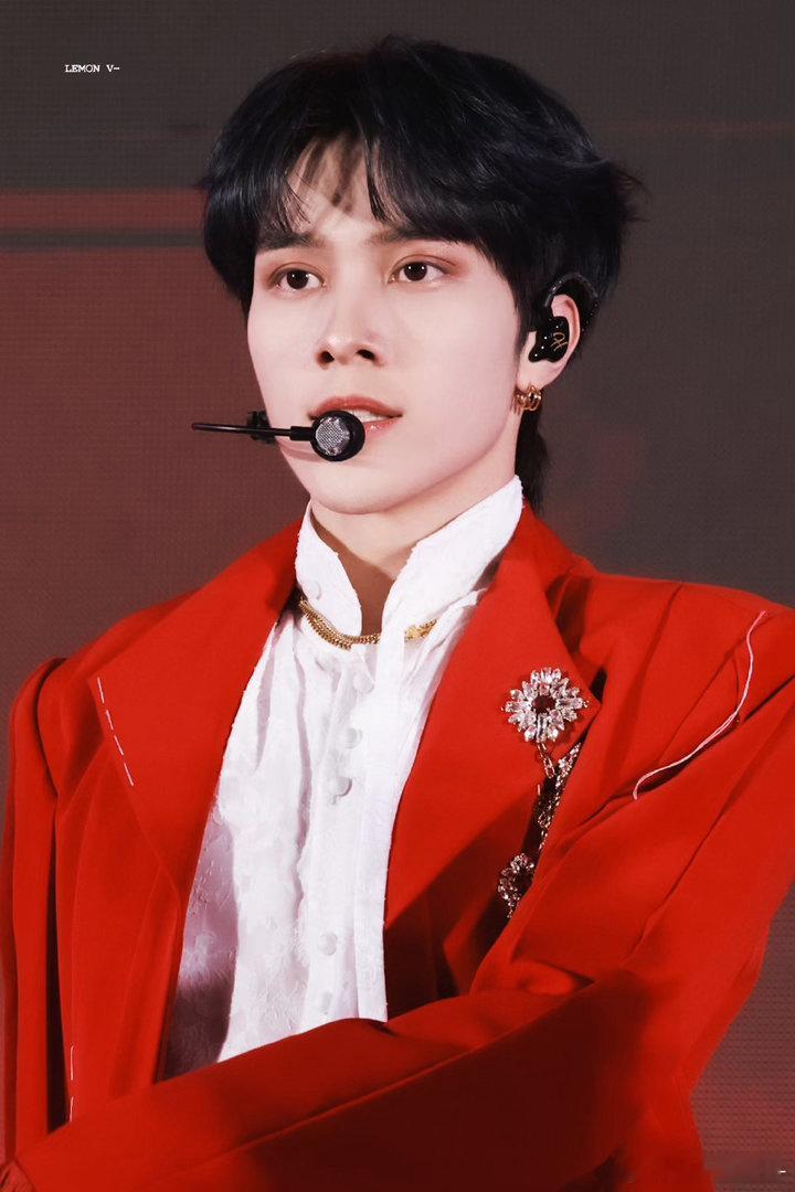 庆怜黄冠亨什么时候认识的黄冠亨惊喜现身庆怜巡演 庆怜在台上又唱又跳完，黄冠亨突然