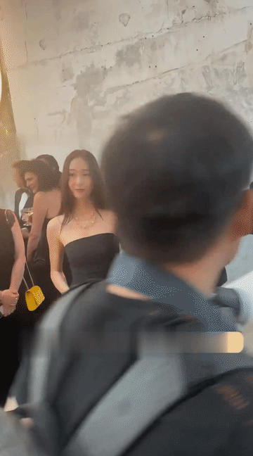 姚晨这么给力的吗？郑秀晶可是比她小了整整15岁，但，那又怎样呢？姚晨太明艳大气了