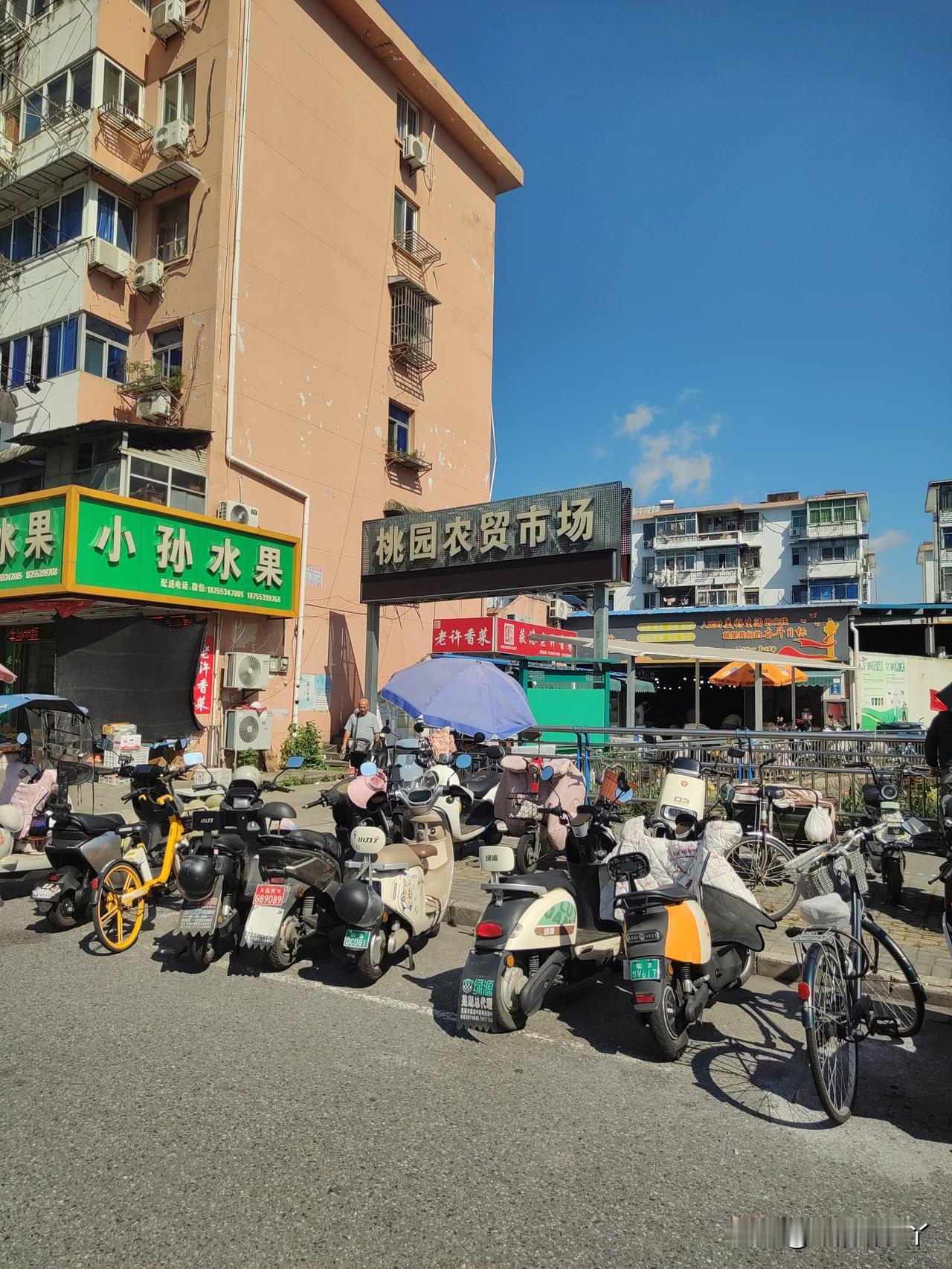 芜湖有个桃园菜市场，就是普通居民小区的菜市场。最近不知道走了什么运，突然成网红了
