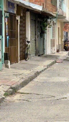 小伙子在路边休息
大哥急冲冲骑车迎来，小伙子吓坏了