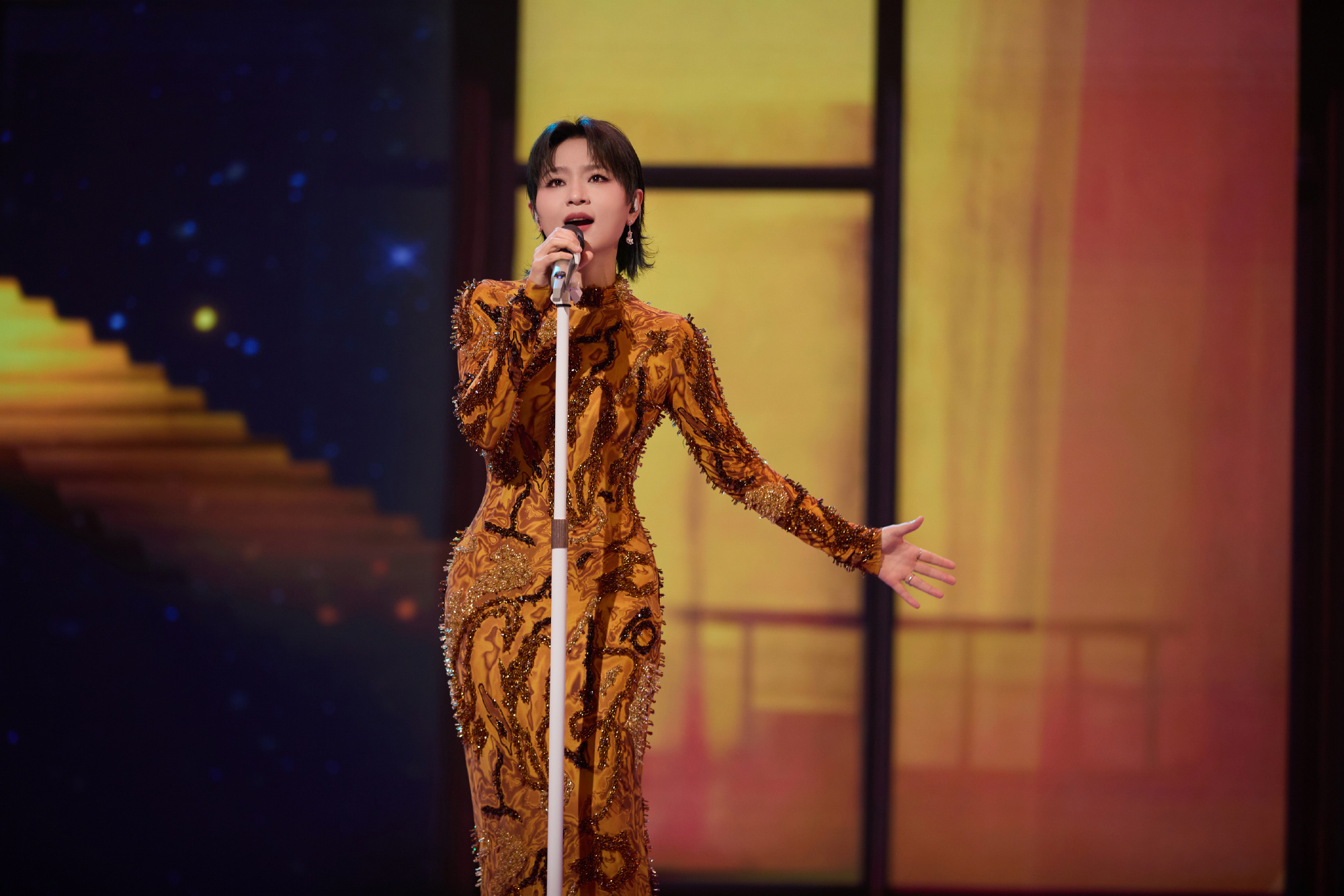 周笔畅蛇年最后一天cos金蟒周笔畅解锁的金蟒造型，满身纹路太吸睛。在蛇年最后一天