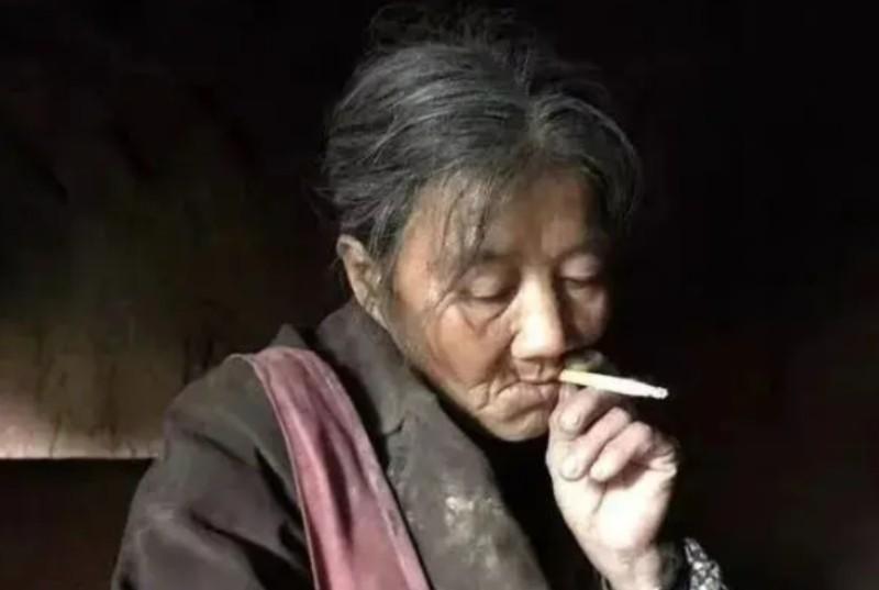 2012年，甘肃一60岁女流浪汉住破窑洞，却每天把自己收拾的整整齐齐，去垃圾场捡
