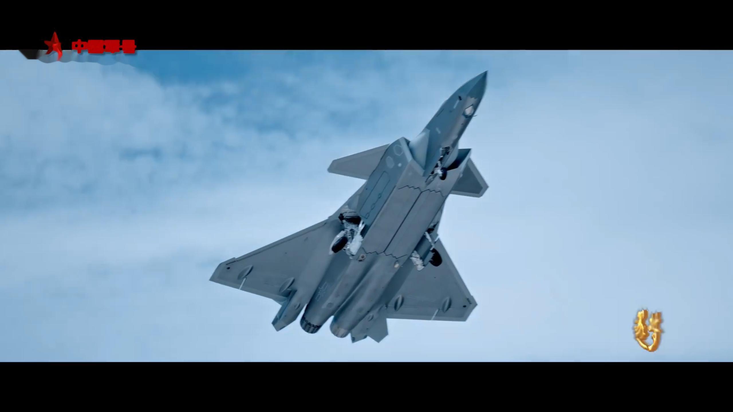 首见，歼-20战斗机采用两款不同的发动机，左侧那个像是俄制的AL-31F，右侧的