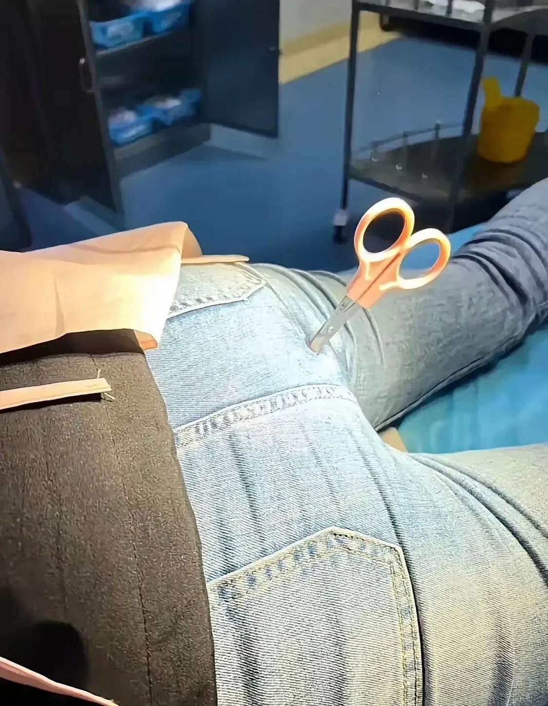 女朋友真不让人省心，也不知道怎么搞的， 哎，又来医院了 ​​​