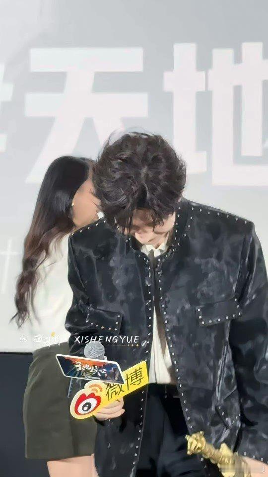 成毅憋笑憋出内伤还是没憋住 成毅憋笑那劲儿，仿佛在和自己较劲儿。一会儿嘴角下撇，