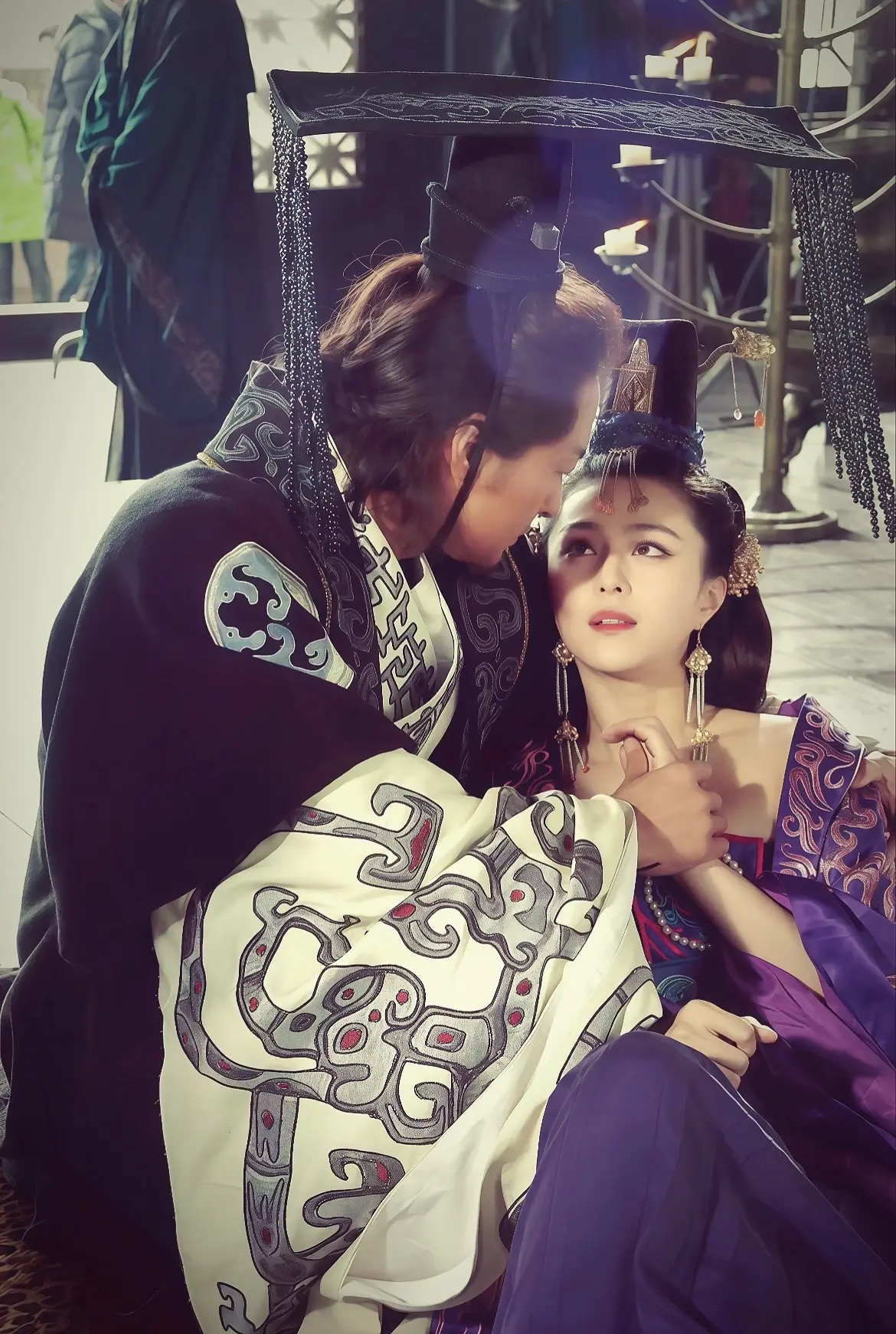 “来吧，只要爱妃高兴，我什么都愿意。”