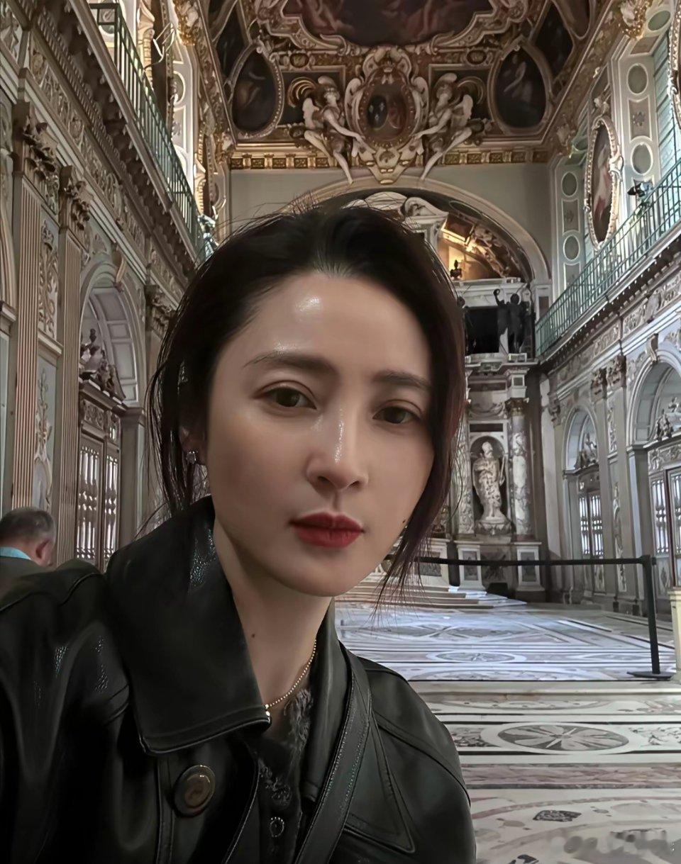 蒋勤勤现身国外度假，不愧为“重庆第一美女”呀，五十出头了，还这么美！她随意的挽着