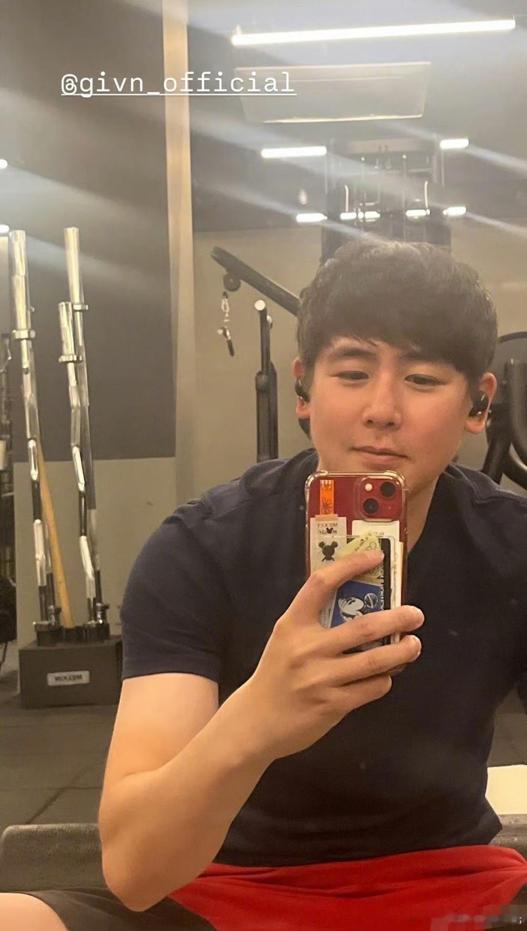尼坤撞脸姜涛尼坤好像姜涛 尼坤晒最新照片，网友说像姜涛！ ​​​