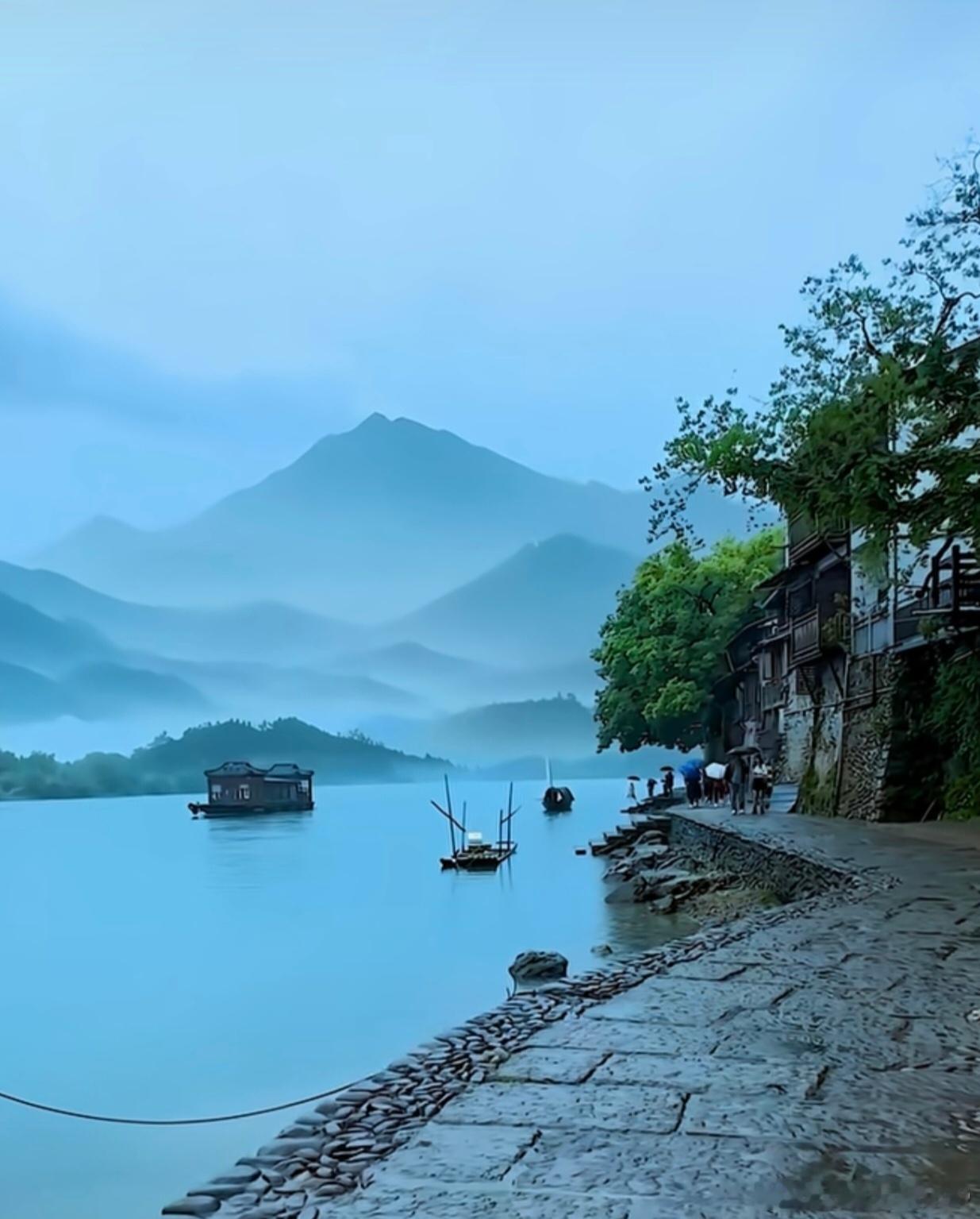超强台风巴威登陆区域锁定几十年一遇的超强台风要来了，沿海近些年新建的房子要经受考