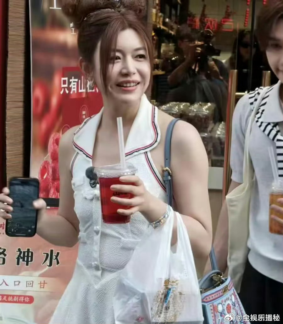 陈妍希去看歌手了陈妍希去歌手了偶遇陈妍希！现身歌手录制现场，看得格外投入，遇到好
