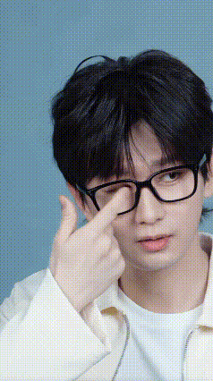 成毅真的太好笑了，带着眼镜的他眼睛突然有