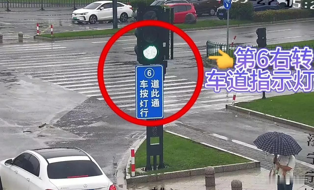 字写的清清楚楚，6车道按照此信号灯指示走。为什么绿灯时，每一辆6车道领头车都不敢