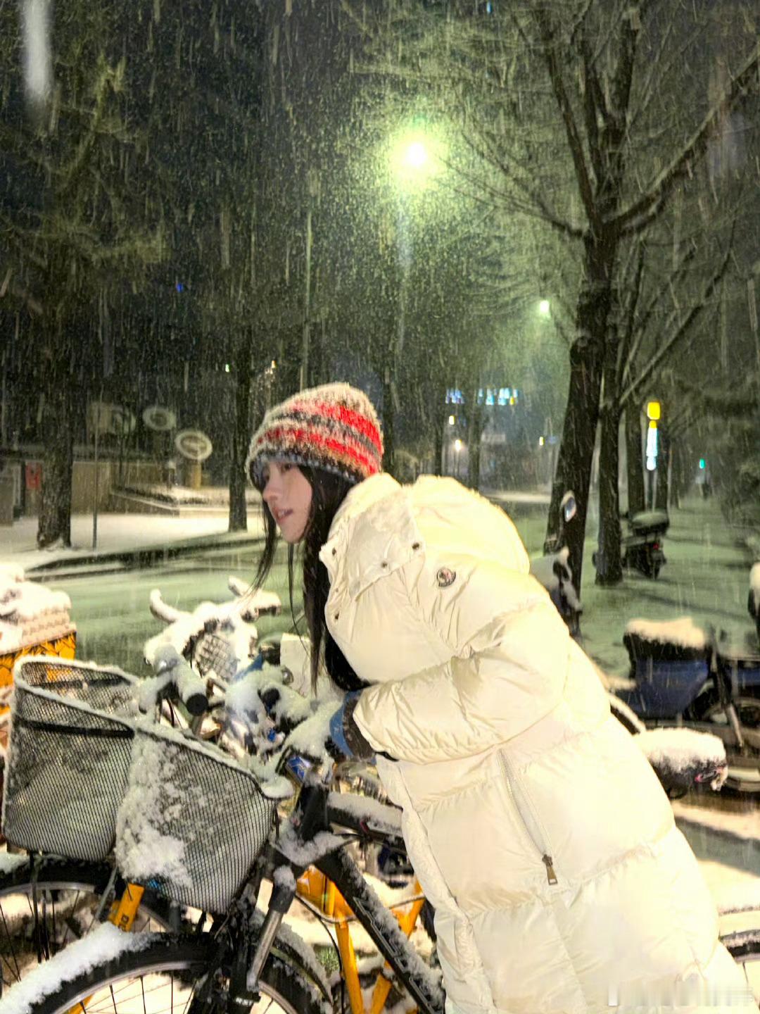 今日份鞠婧祎下雪天营业 好有生命力！超乖超可爱