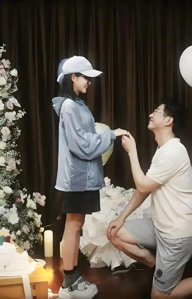 2025年7月10日，短剧界“大叔萝莉CP”于龙与杨咩咩官宣求婚成功。两人因合作