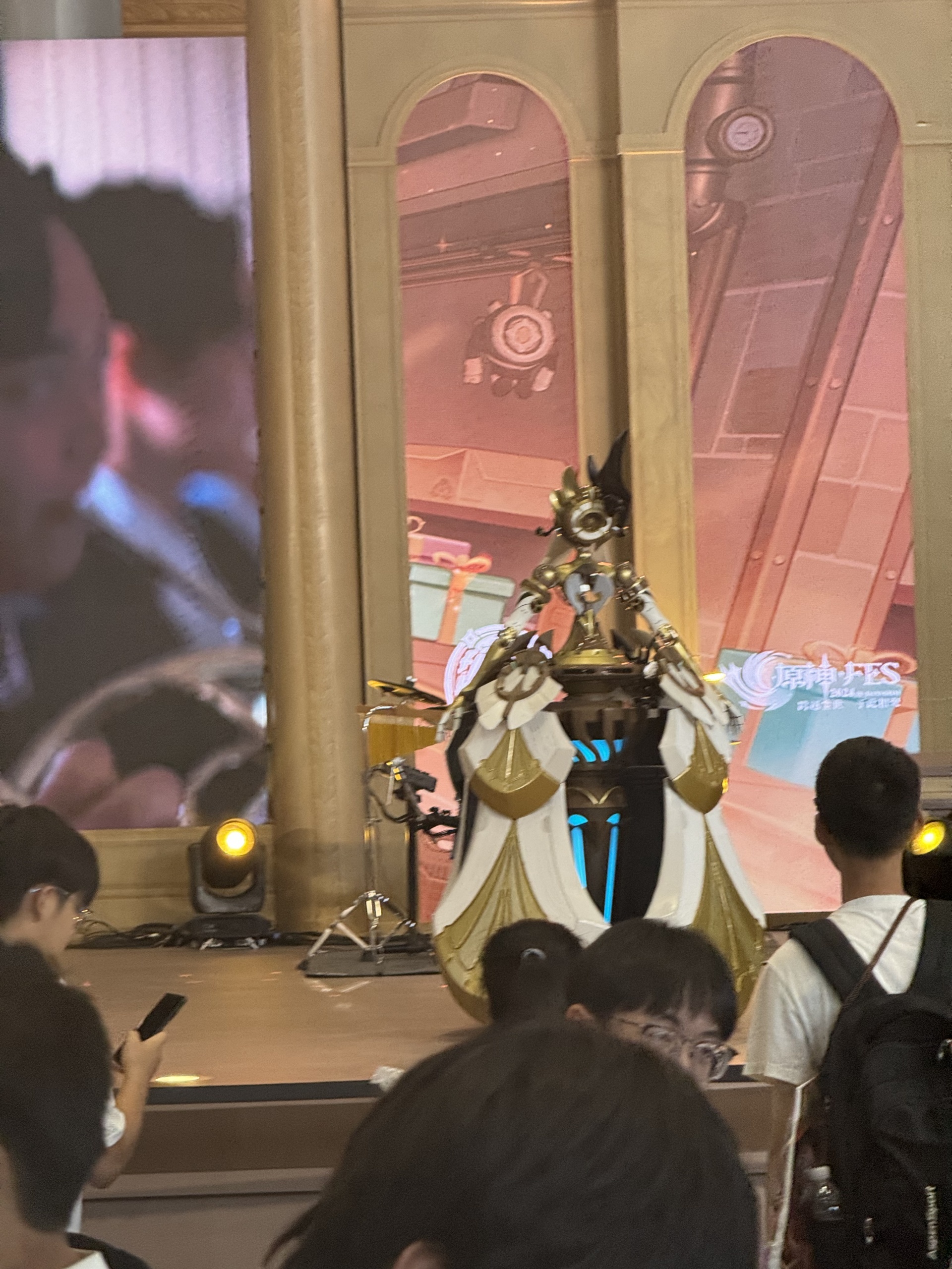 #原神fes##原神fes打卡##原神[超话]#fes现场超漂亮的cos姐姐（づ