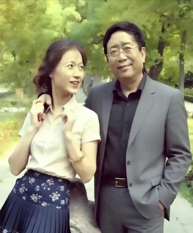 马兰当年男友车祸去世,余秋雨去帮忙料理后事,第一眼就被她素衣素颜的样子震住,回