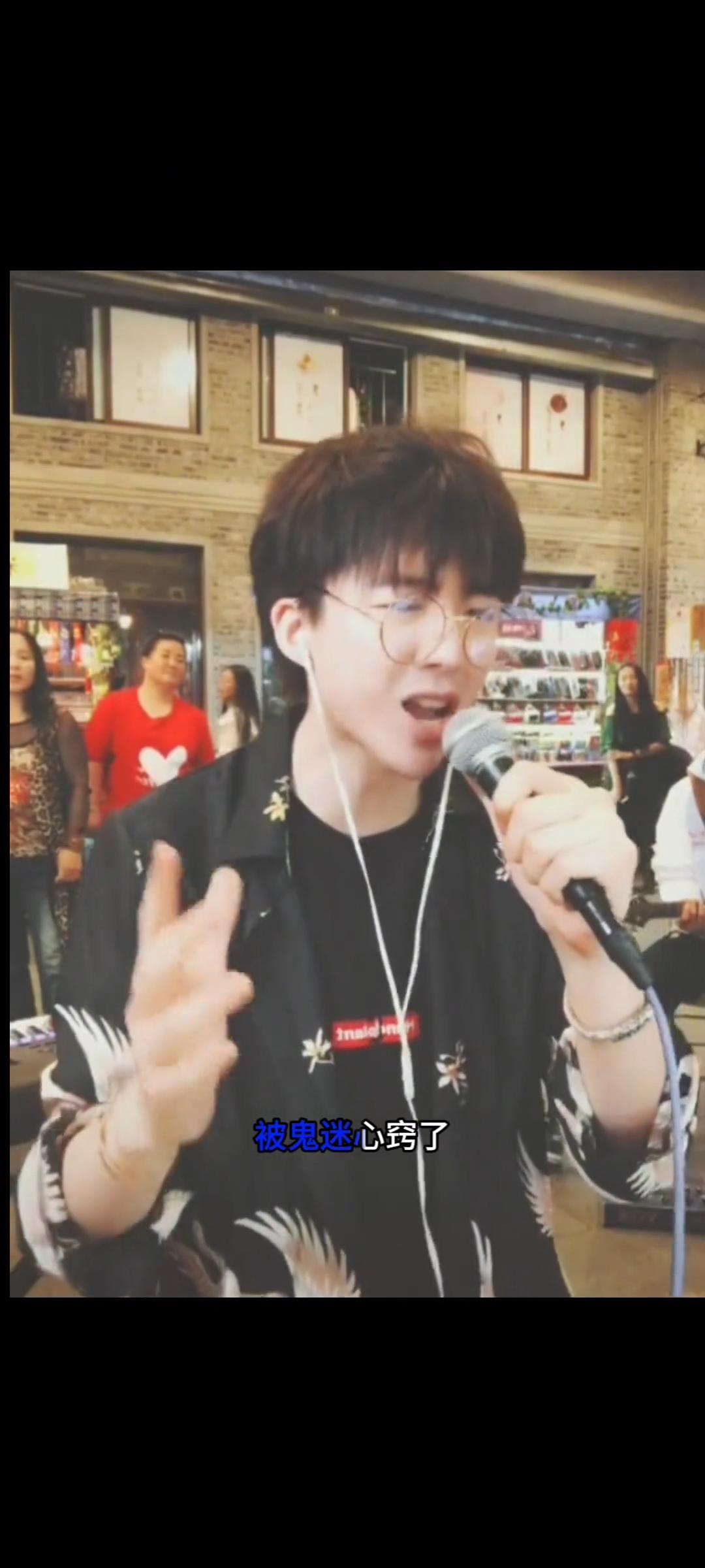 这个男人靠着一把吉他，一副烟嗓，从夜市唱到了春晚舞台。

他曾经做过厨师，他也端