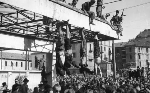 1945年，墨索里尼的情妇被处决后倒吊在广场上，短裙垂下来，整个人一览无遗。围观