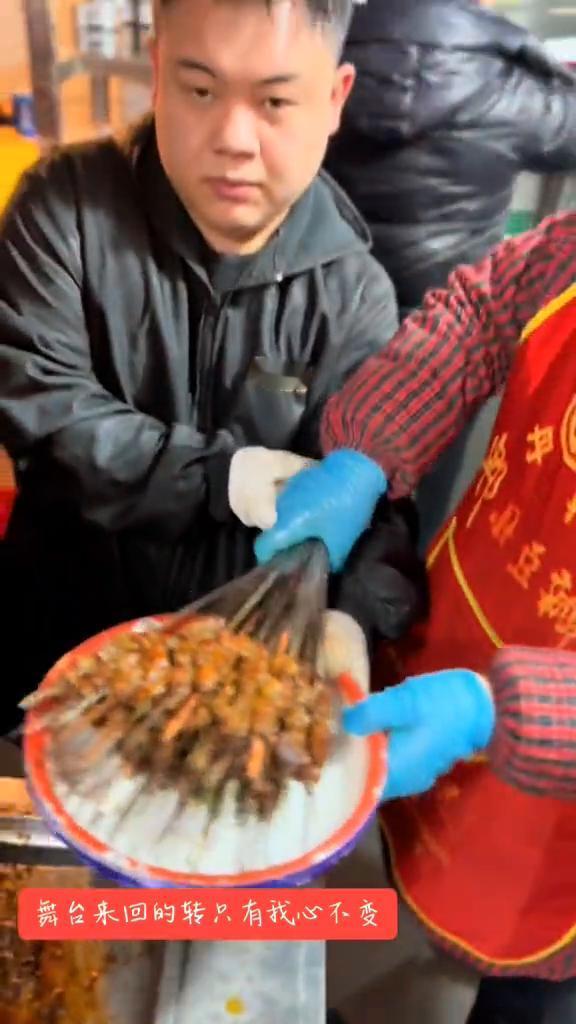 酒香不怕巷子深，世界无敌烤肉。太帅了，完全不惯肥瘦，辣子孜然美。太无敌了，刚才是