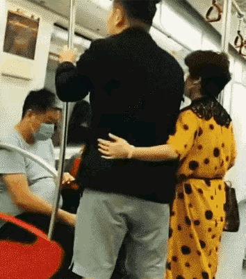 选她是为了跟她挤公交？[灵光一闪]