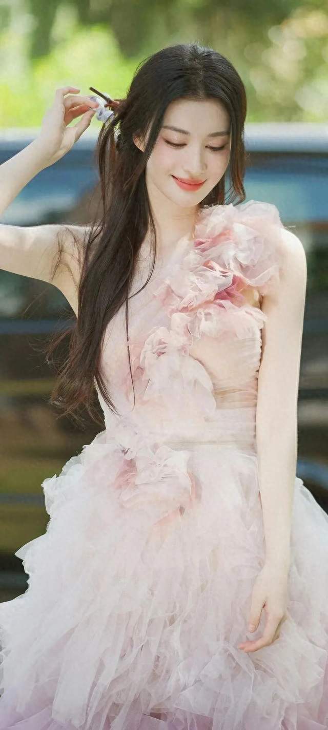 王楚然绝美写真大片——从此唯行乐 闲愁奈我何