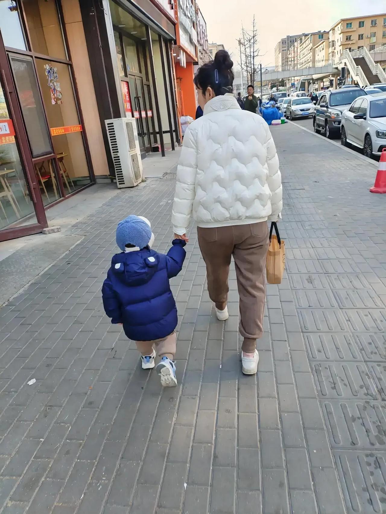 猛然发现，老伴和大孙穿的裤子一模一样，我对老伴说：你和可乐（大孙昵称）撞衫啦！