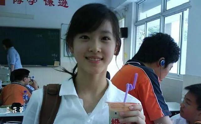 章泽天的变化：从清纯“奶茶妹”到独当一面的成功女人。
不简单的章泽天：耐得住寂寞