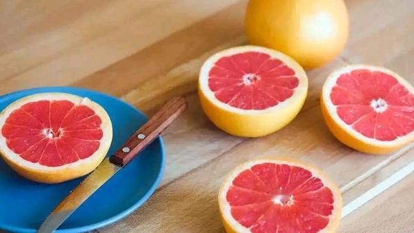吃降压药配西柚，等于在喝"毒药"！医生紧急提醒：这几种药千万别碰西柚，严重可能休