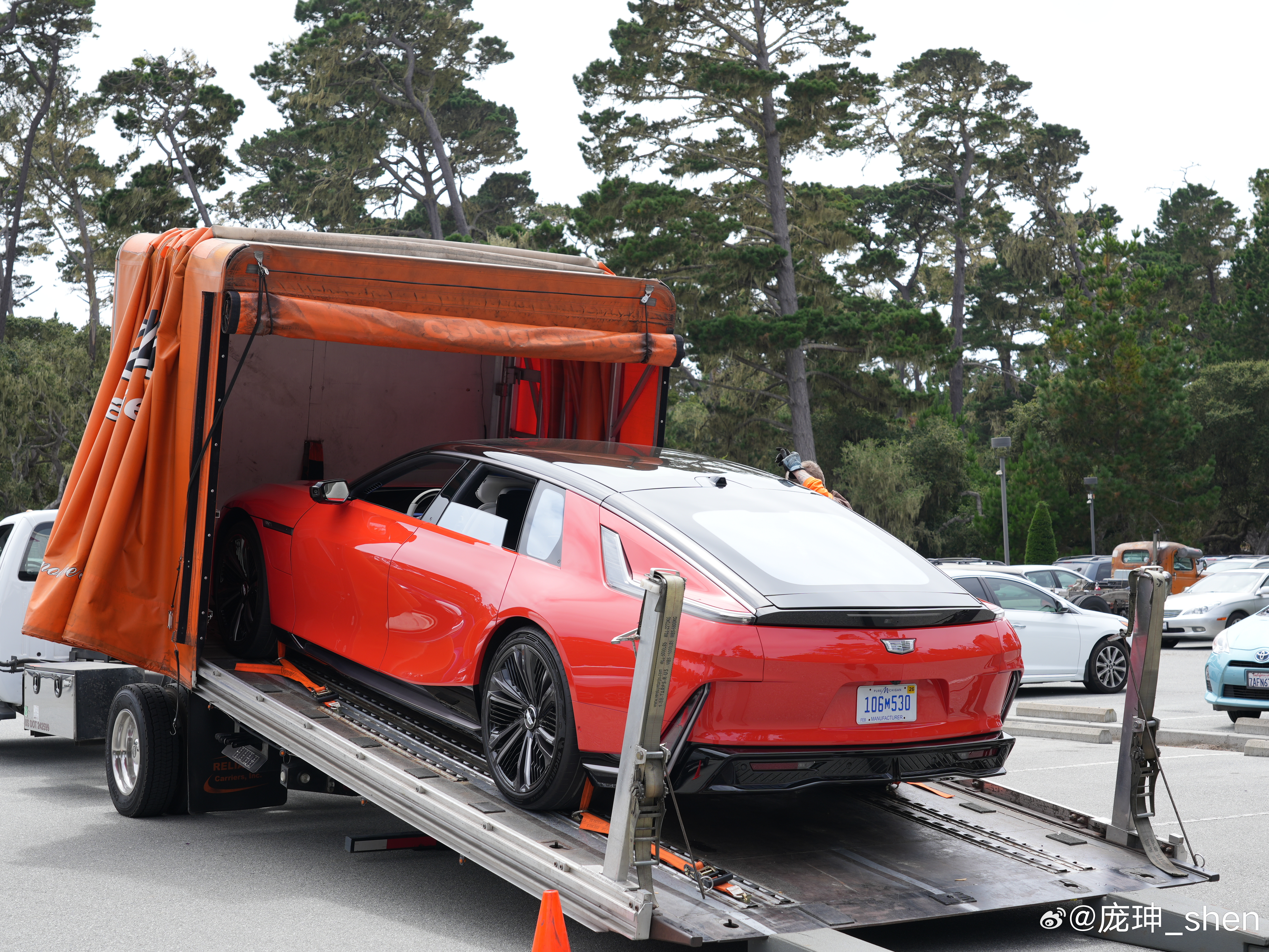 早[太阳]电动凯迪王从面前驶过的时候，气势还是很足的。 ​​​