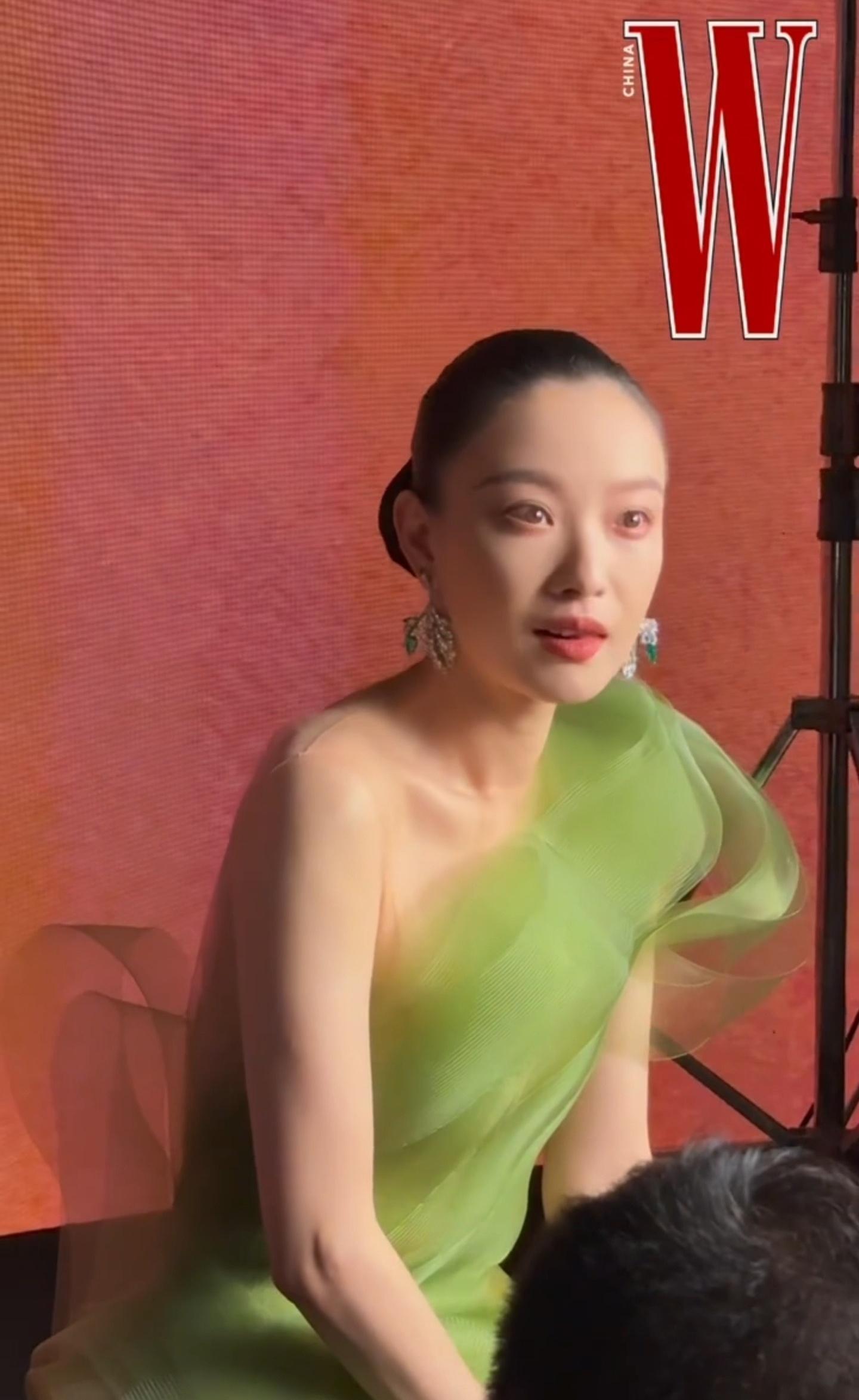 谁来救救倪妮？她这个造型是怎么回事啊，被网友吐槽像是秃子。没点开视频之前还不知道