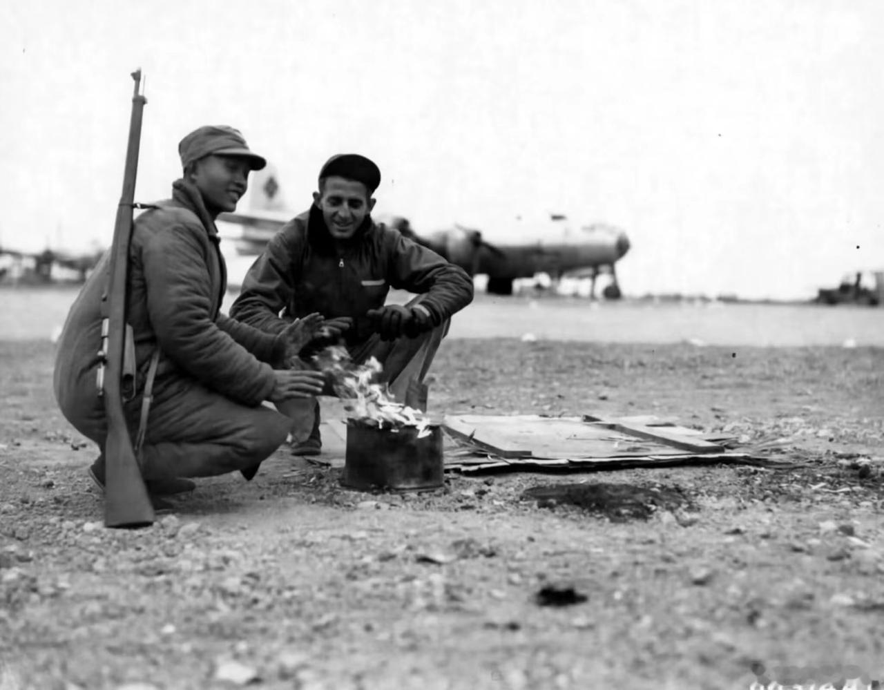 1944年12月在中国成都，一架B-29轰炸机的炮手，在执行任务前和一名中国士兵