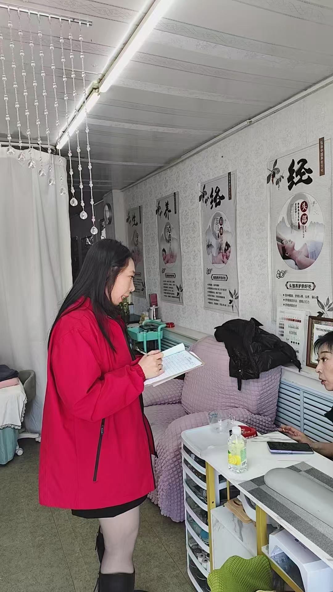 长春联通“暖冬回馈季”客户日进社区 惠民服务暖人心寒冬已至，温情相伴。为进一步践