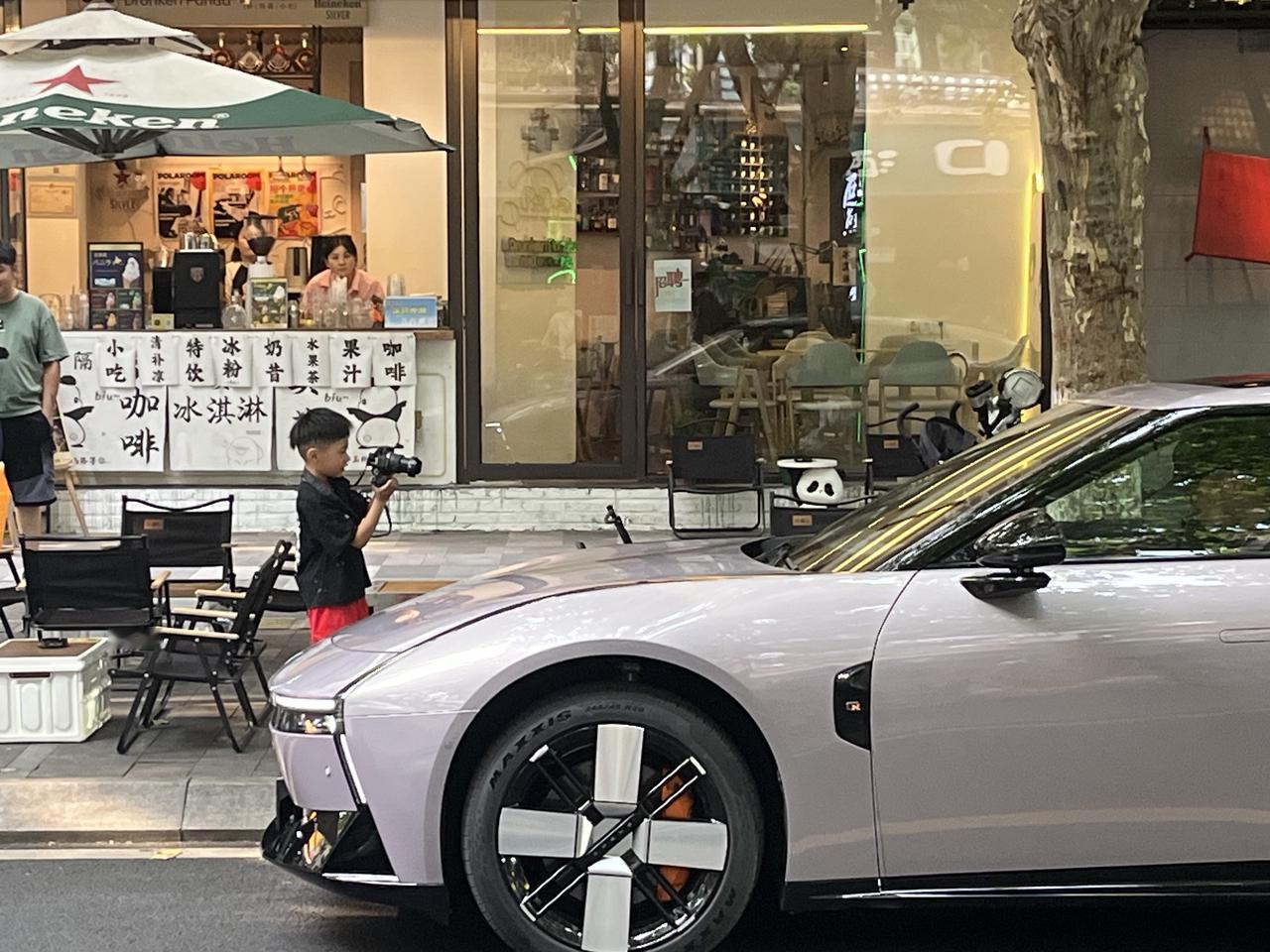 小鹏P7在成都街头简直“杀疯了”！成都潮人驾驶着小鹏P7组成车队“霸街”，所到之