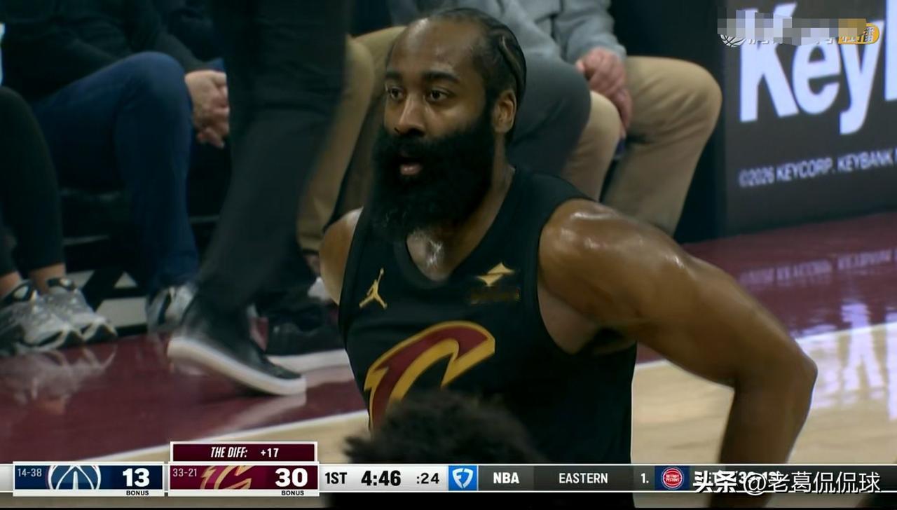 骑士当家控卫哈登终于有巨星哨了！在今天骑士主场迎战奇才的比赛中，目前双方的第一节