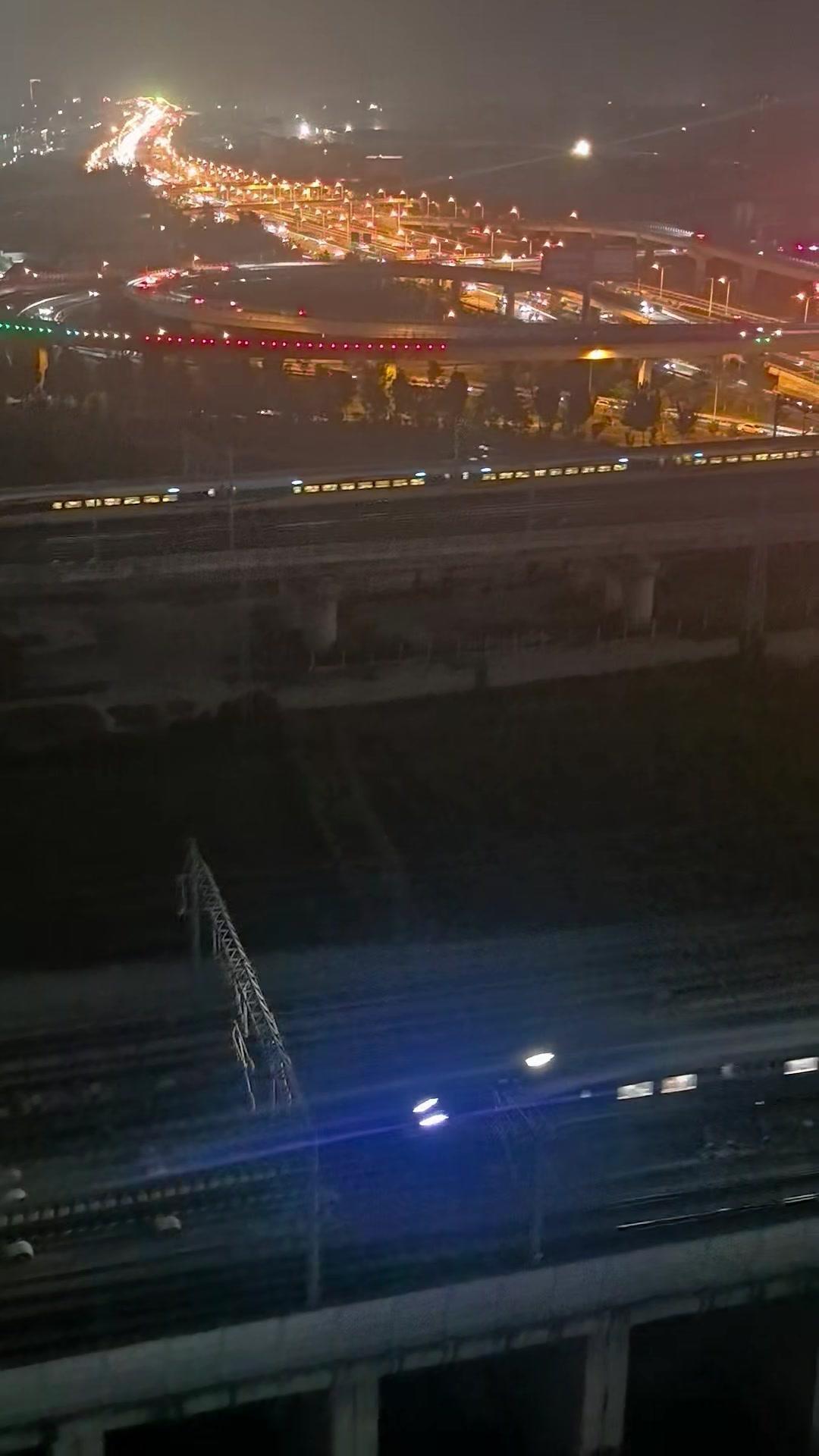 城东高架京台高速的车流汇成璀璨银河，复兴号在其中也黯然失色。双高铁的大灯虽醒目，
