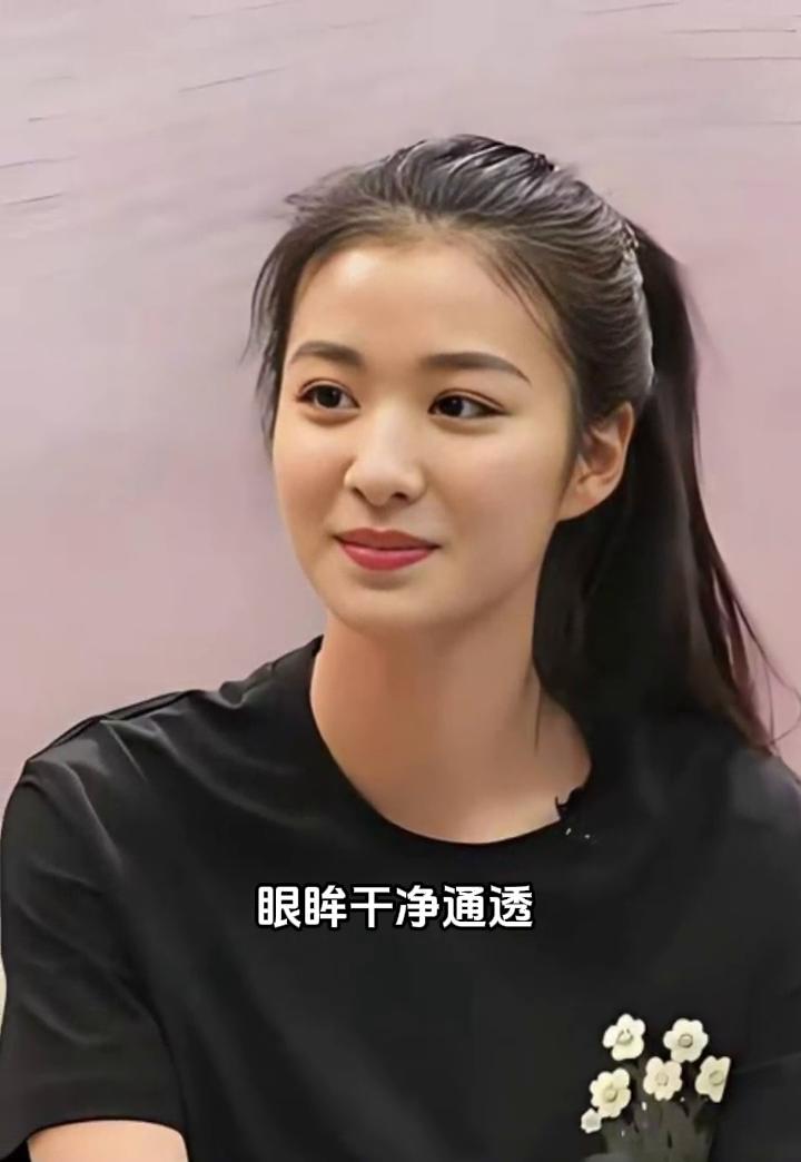十九岁的王楚然身着刺绣黑衣，纤柔身段格外亮眼。高马尾清爽利落，稚嫩脸庞漾着鲜活朝