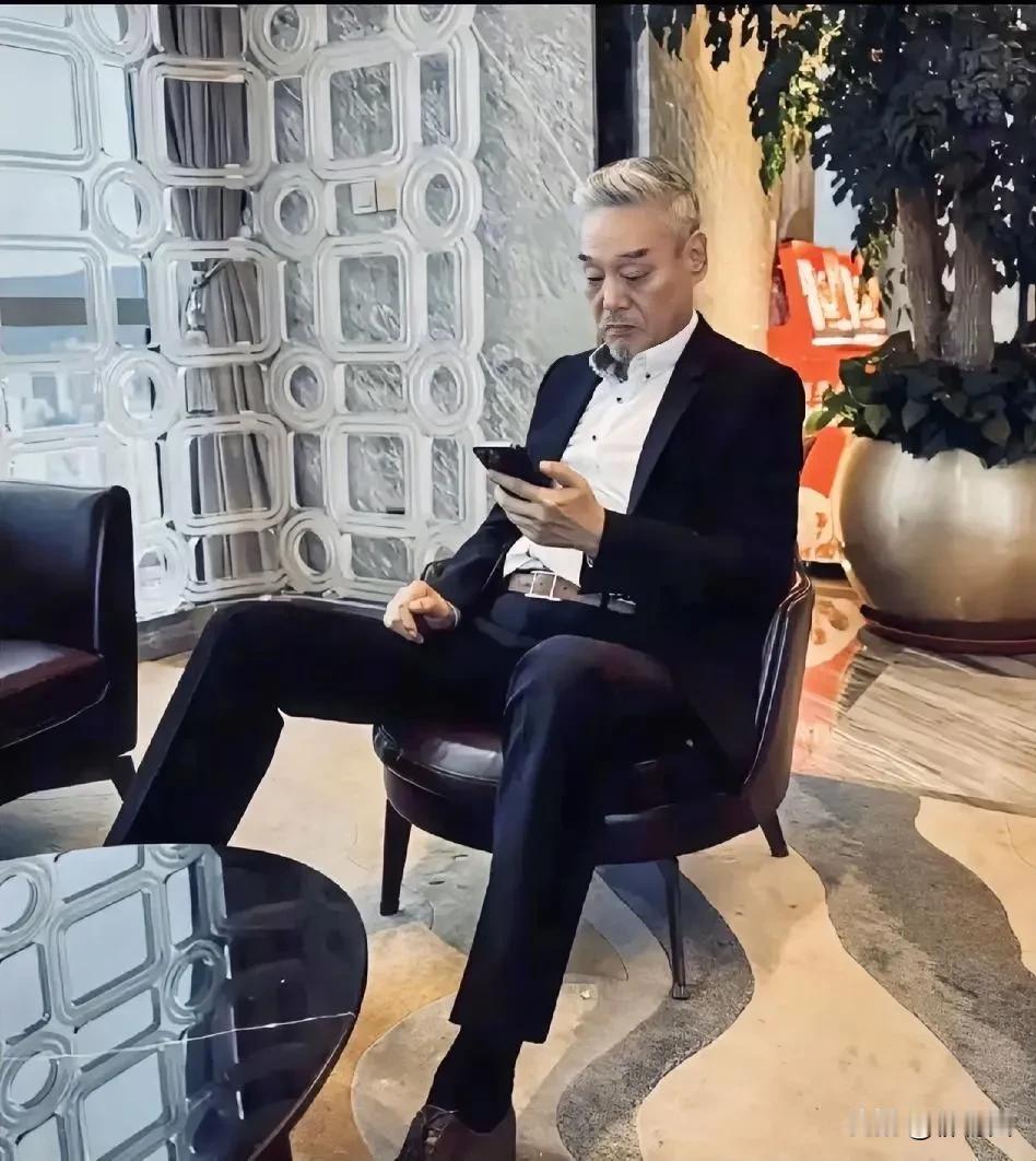 69岁“老戏骨”巍子衣着打扮显得很干练，满头银发的他看着略显苍老，但是他整个人精