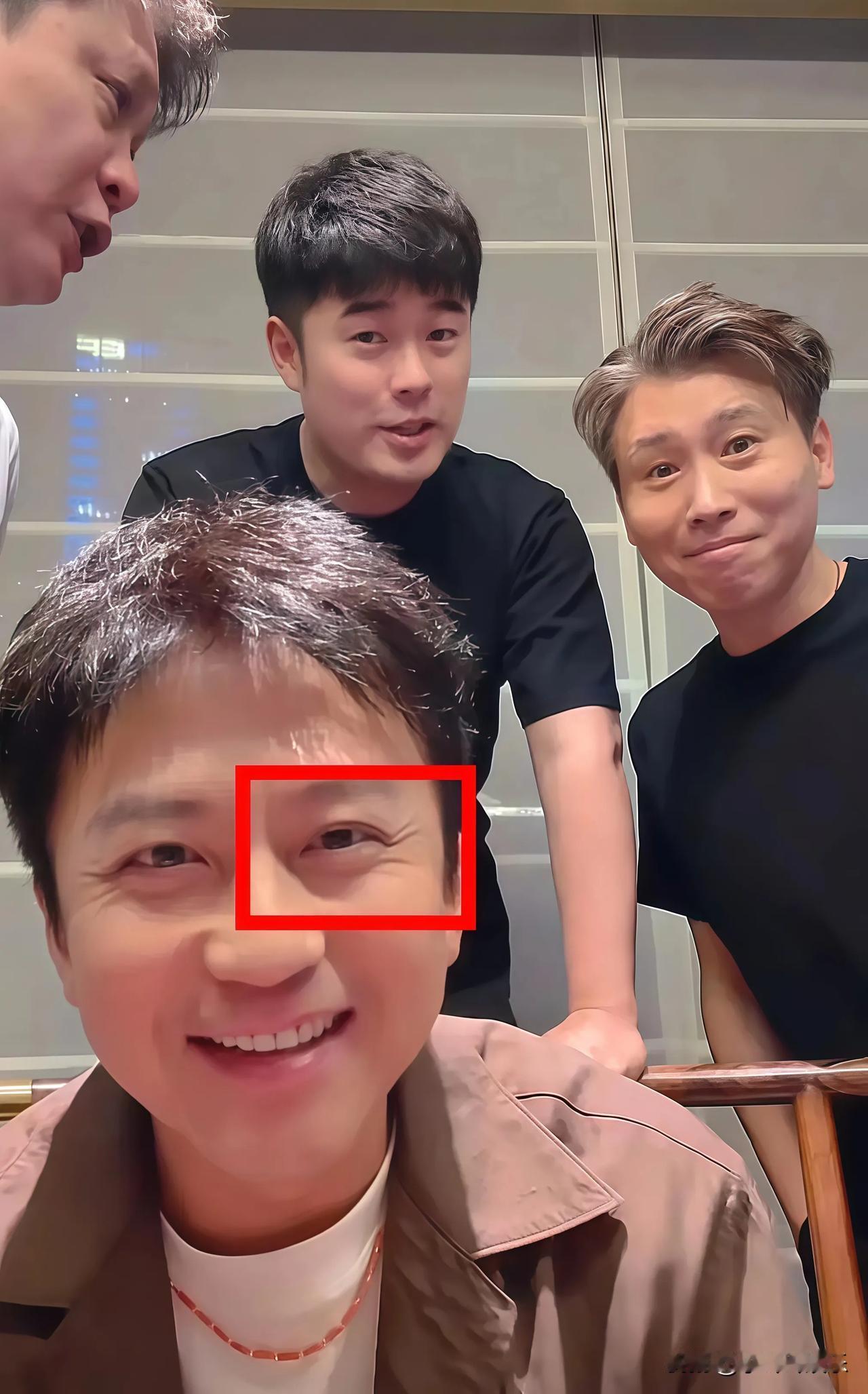 邓超来陈赫直播间捧场

看完其实我挺难受的

原因是

超哥真的老了。

从跑男