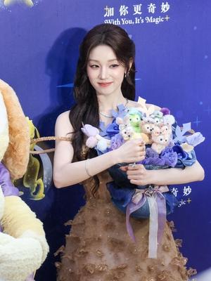 宋雨琦
亮相上海迪士尼度假区十周年庆典红毯
这造型感觉不咋样
你们觉得呢
主要是