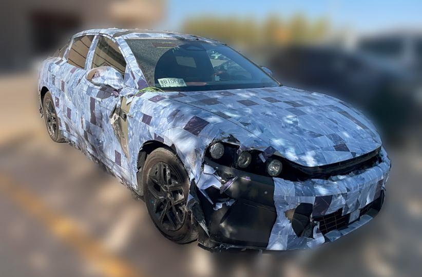 近日，有媒体曝光了一组全新比亚迪汉L的内饰谍照，作为迭代车型，新车内外设计相比现