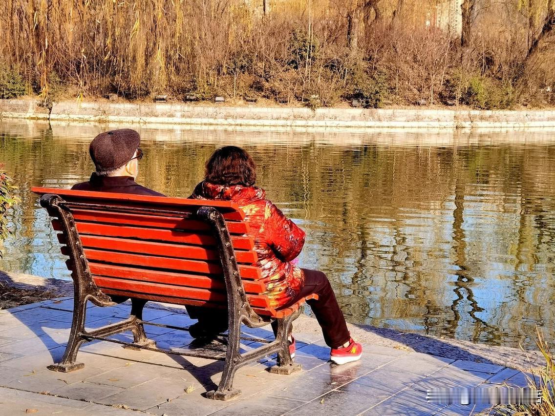 退休第一个月，我发现家里变了。
以前上班，早上六点起床，晚上六点回家。老伴把饭做