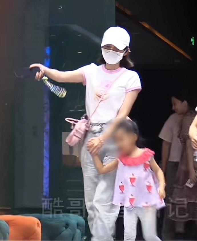 #唐艺昕带女儿出门逛街#唐艺昕女儿蹦跳间尽显童真，可爱至极！回首张若昀、唐艺昕官