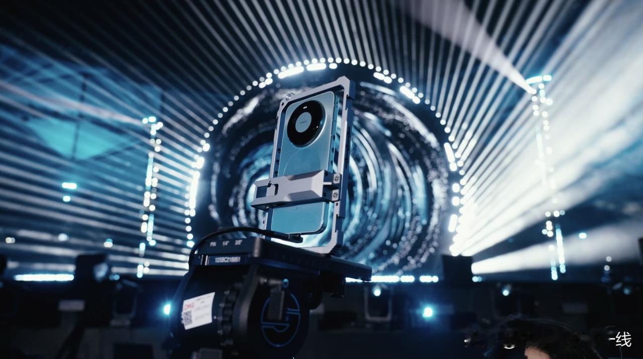 当科技的微光汇聚成时代星河，一场盛典便成了中国创新力量的生动注脚。央视主导的《鸿