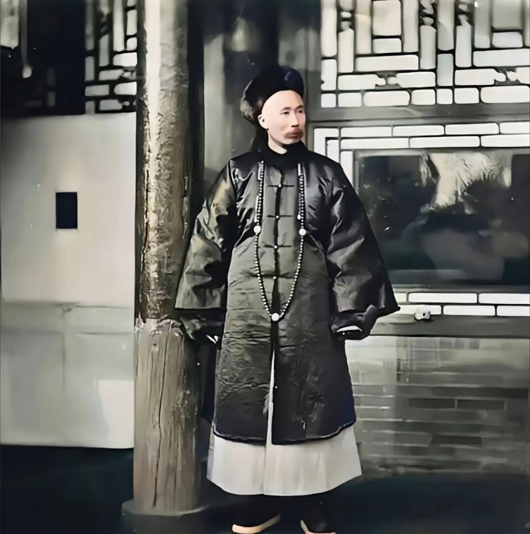 这就是李鸿章的真实样貌，这可不是演员扮演的，而是货真价实的历史珍品，貌相展现的十
