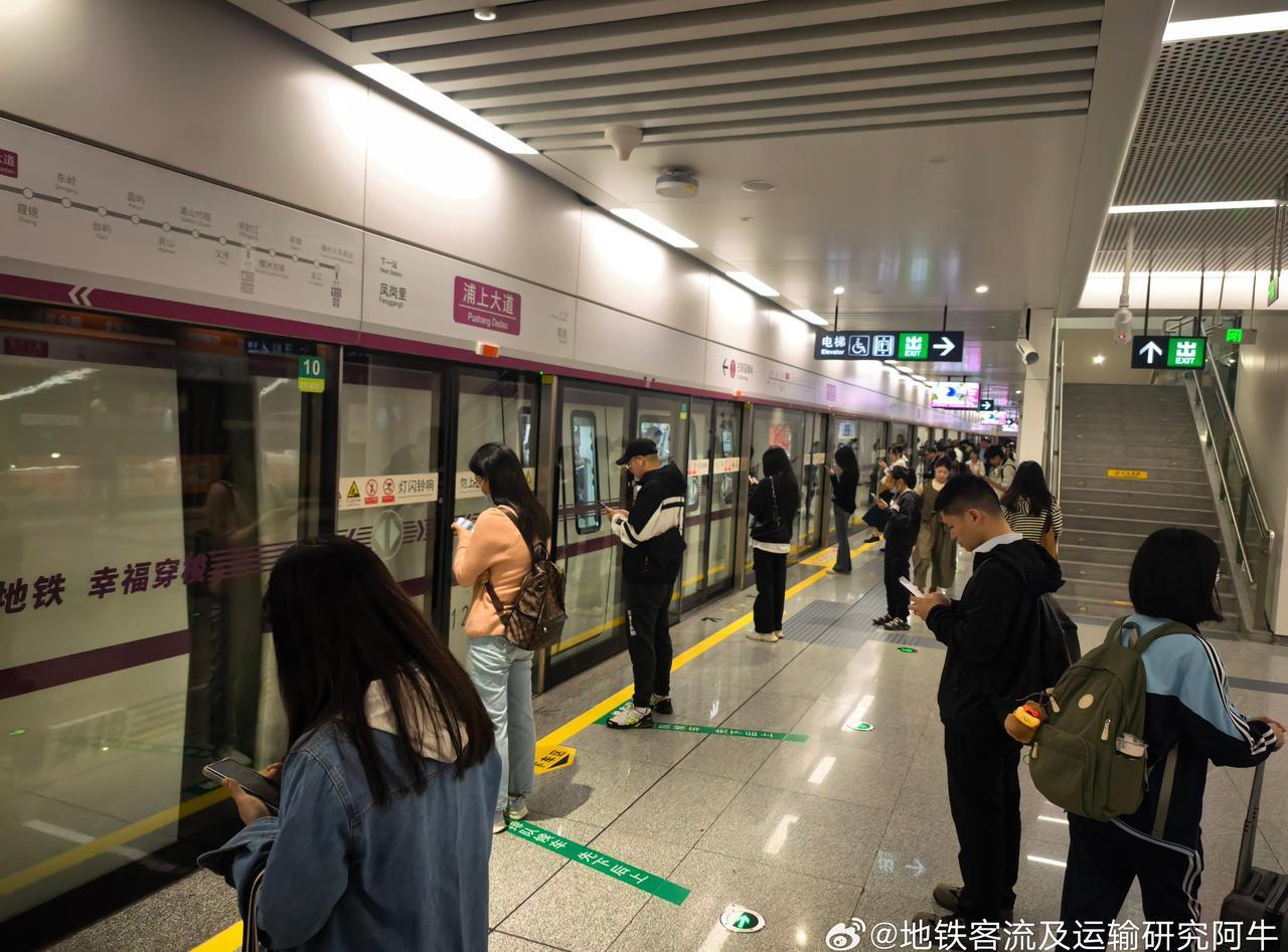 08:04，5号线浦上大道站往荆溪方向候车客流（图1）。
08:05，浦上大道→