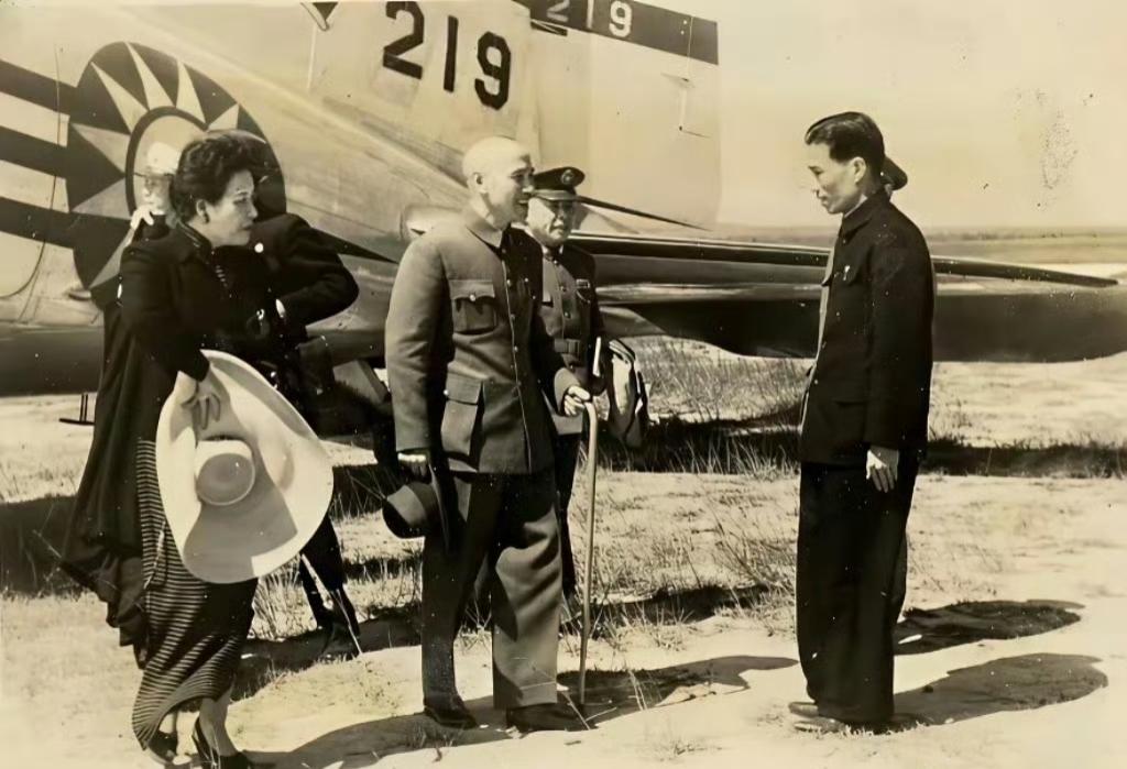 1946年10月21日，老蒋夫妇乘坐专机“美龄号”抵达台湾松山机场，这是他们生平