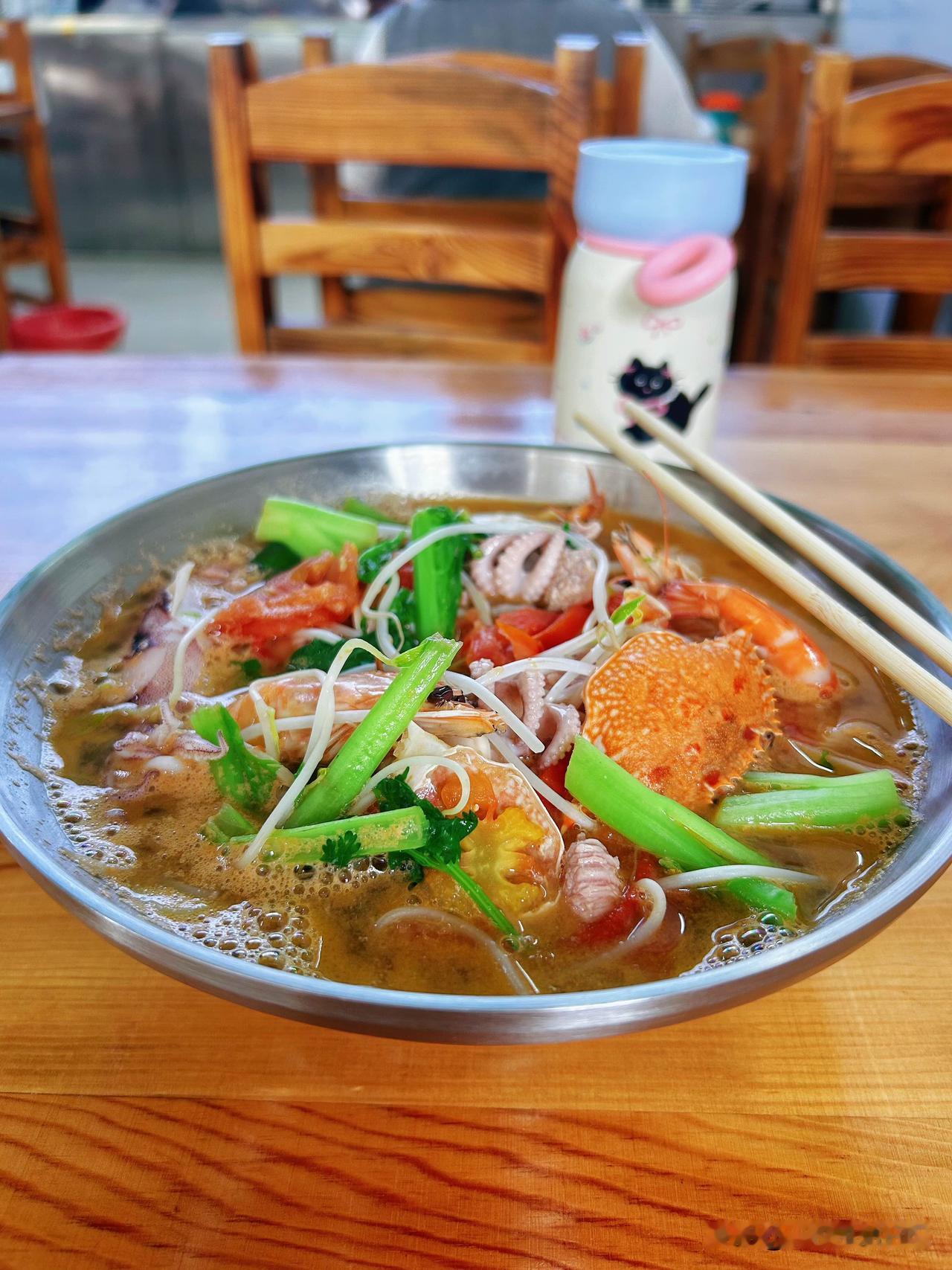 北海的物价有点惊人啊！一大碗牛肉海鲜粉只要15元！我又加了一份泥丁拼鱿鱼10块钱