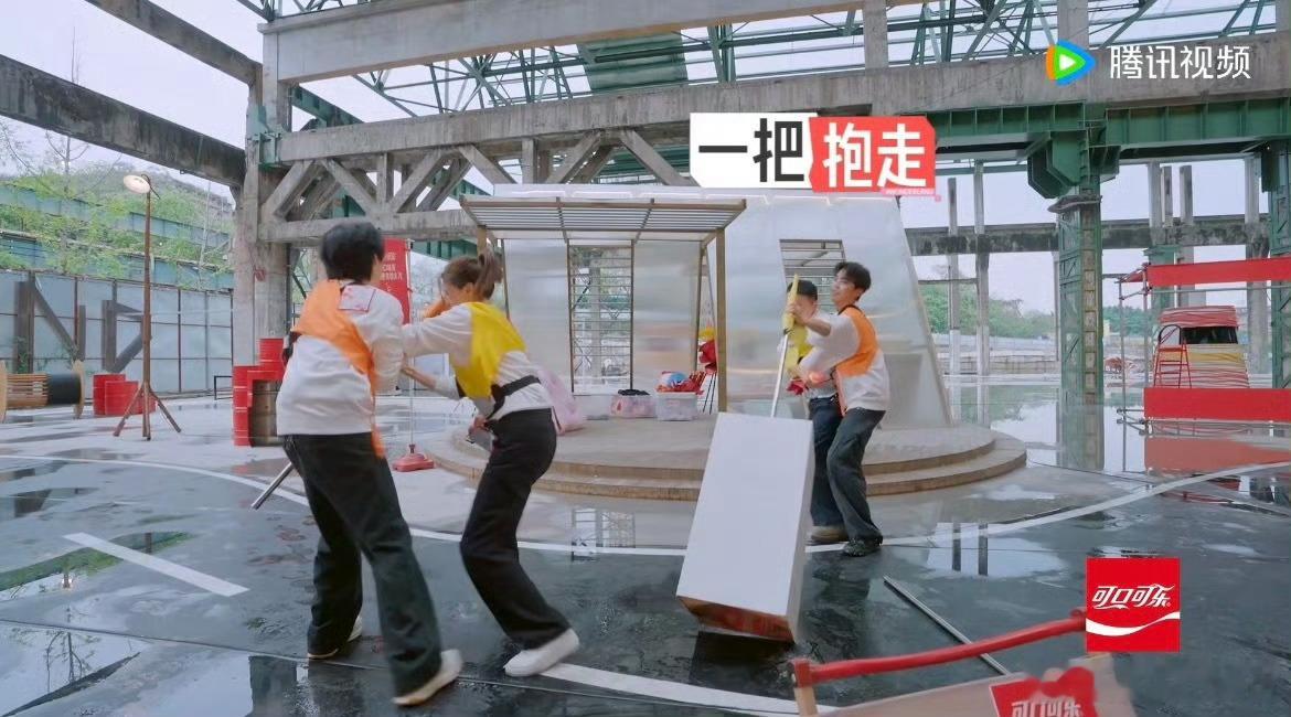 陈鑫海下手前还要礼貌一番陈鑫海嘴上客气下手干脆看陈鑫海互动总能被细节打动，行动前