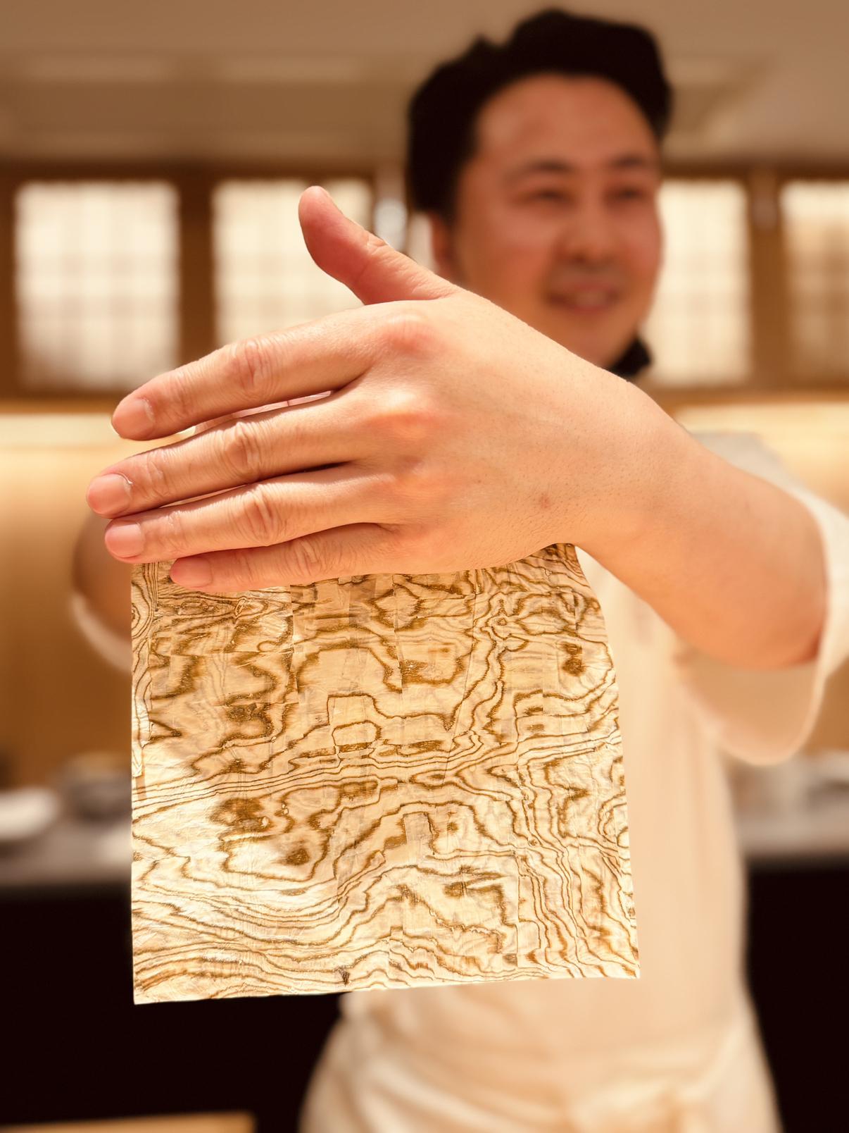 上海，谁来解释一下这是什么？！

浅黄色、皱巴巴、薄韧如草纸，还自带不规则花纹～