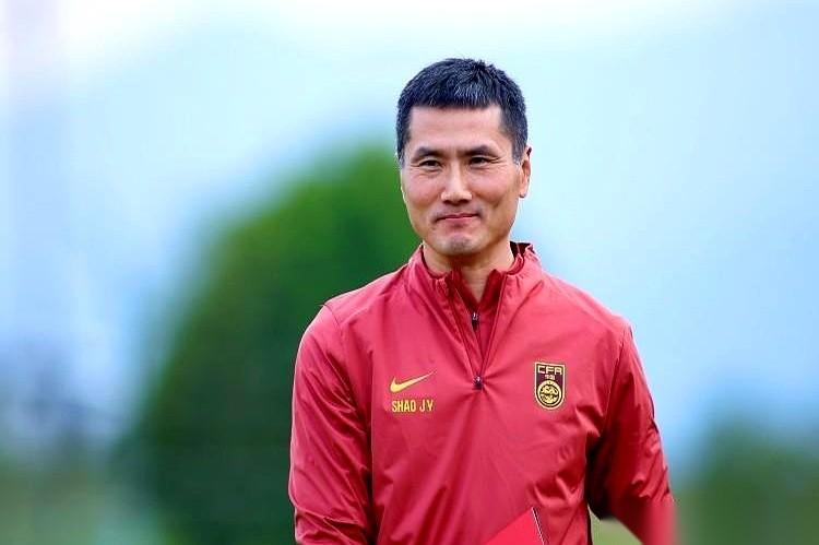 这事儿可真有意思了。
前脚咱们U23的小孩儿，刚靠点球把乌兹别克斯坦给磕下来，后